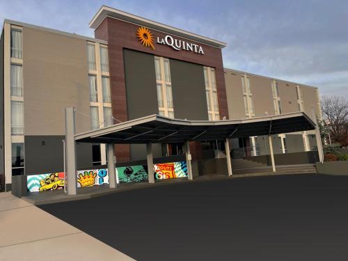 La Quinta Inn & Suites by Wyndham Tulsa Downtown - Route 66 allows 18 year olds to book a room in Tulsa