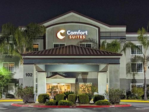 Comfort Suites Fresno River Park allows 18 year olds to book a room in Fresno