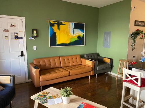 Perfect near NYC allows 18 year olds to book a room in Newark