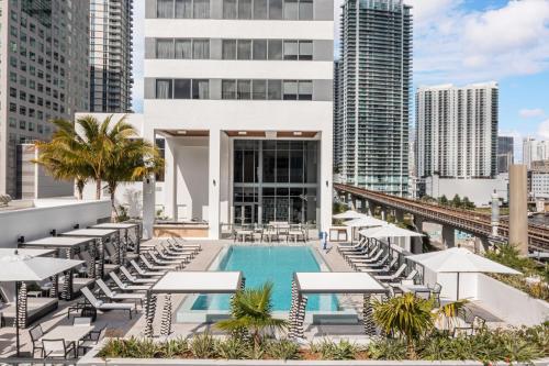 AC Hotel By Marriott Miami Brickell allows 18 year olds to book a room in Miami