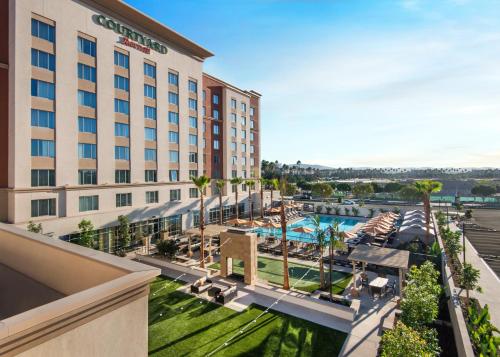 Courtyard by Marriott Irvine Spectrum allows 18 year olds to book a room in Irvine 