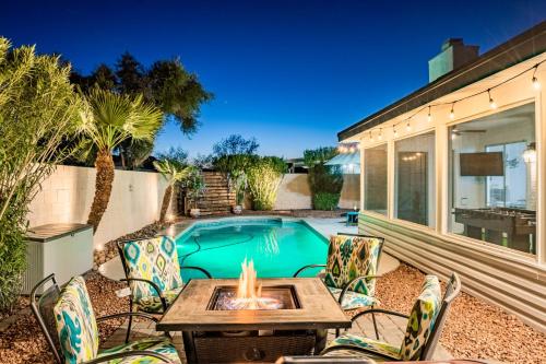 SuperHost Luxury Home - Cardinals Stadium, BBQ & Heated Pool allows 18 year olds to book a room in Glendale