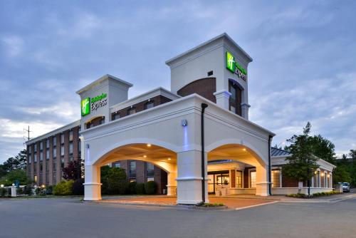 Holiday Inn Express Winston-Salem Medical Ctr Area allows 18 year olds to book a room in Winston-Salem