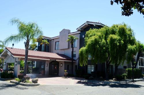 La Quinta Inn by Wyndham Stockton allows 18 year olds to book a room in Stockton