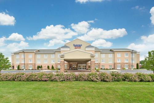 Fairfield Inn and Suites by Marriott Fort Wayne allows 18 year olds to book a room in Fort Wayne