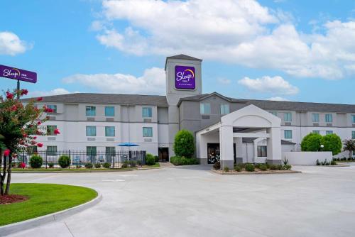 Sleep Inn Baton Rouge East I-12 allows 18 year olds to book a room in Baton Rouge