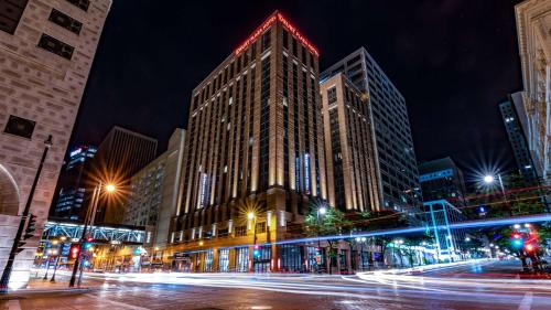 Drury Plaza Hotel Milwaukee Downtown allows 18 year olds to book a room in Milwaukee