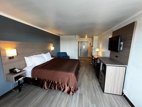 Super 8 by Wyndham Fort Worth Entertainment District allows 18 year olds to book a room in Fort Worth