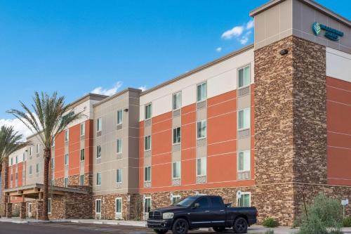 WoodSpring Suites Mesa Chandler allows 18 year olds to book a room in Mesa