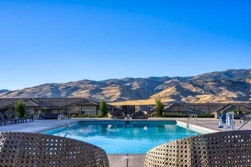 Luxury Retreat - King Beds, Hot Tub, & Pool - Family & Remote Work Friendly allows 18 year olds to book a room in Reno