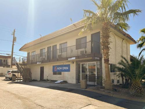 Motel 6 Henderson NV allows 18 year olds to book a room in Henderson