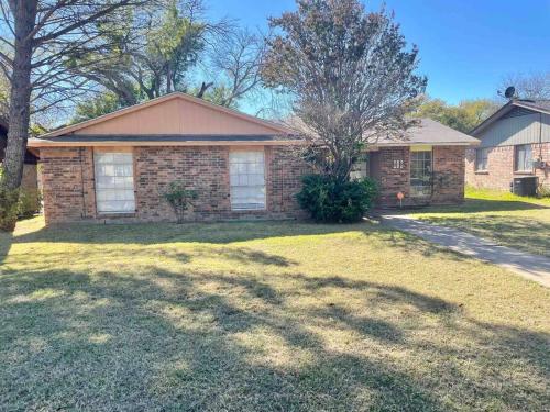 New! Fun just 20 min from Dallas 3-BRM Home allows 18 year olds to book a room in Garland