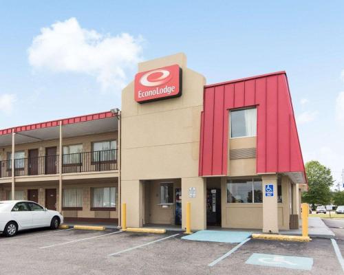 Econo Lodge Town Center allows 18 year olds to book a room in Virginia Beach