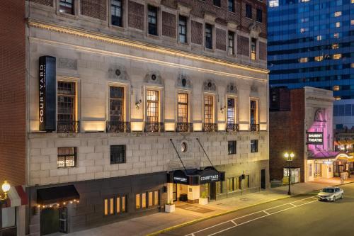 Courtyard by Marriott Boston Downtown allows 18 year olds to book a room in Boston