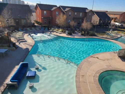 Resort-like 4bed/4bath home - pool, hot tub, bbq, sauna, offices allows 18 year olds to book a room in Albuquerque