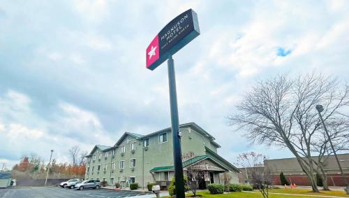 Magnuson Hotel Fort Wayne North - Coliseum allows 18 year olds to book a room in Fort Wayne