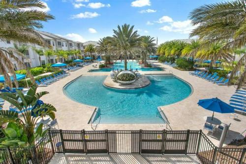 Beach Chic Unit w/ 75in Smart TV, POOL VIEW, RESORT SYLE allows 18 year olds to book a room in Jacksonville