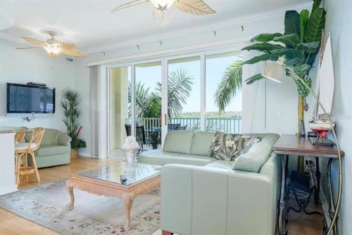 Bright Luxury Oceanfront Condo with Private Balcony and Hotel Pool allows 18 year olds to book a room in St. Petersburg