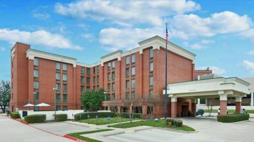 Comfort Inn Plano-Dallas allows 18 year olds to book a room in Plano