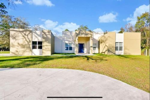 Esta magnifica casa para vacaciones y negocios allows 18 year olds to book a room in Orlando