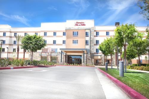 Hampton Inn & Suites Riverside/Corona East allows 18 year olds to book a room in Riverside