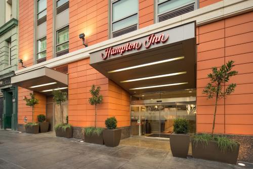 Hampton Inn San Francisco Downtown/Convention Center allows 18 year olds to book a room in San Francisco