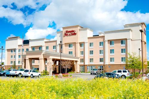 Hampton Inn & Suites Fresno allows 18 year olds to book a room in Fresno