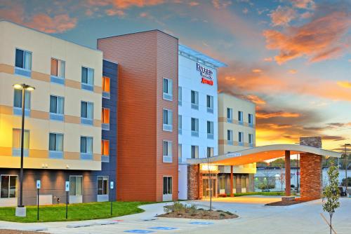 Fairfield Inn & Suites by Marriott Omaha Northwest allows 18 year olds to book a room in Omaha