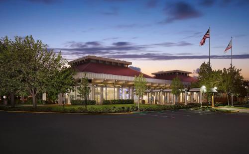 Hilton Oakland Airport allows 18 year olds to book a room in Oakland