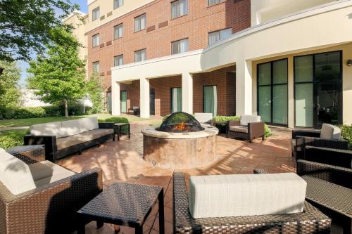 Courtyard by Marriott Dallas Arlington South allows 18 year olds to book a room in Arlington