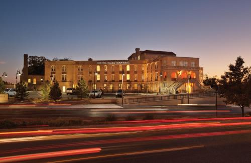 Hotel Parq Central Albuquerque allows 18 year olds to book a room in Albuquerque