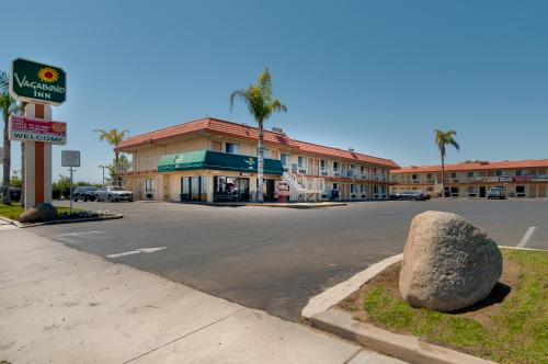 Vagabond Inn Bakersfield South allows 18 year olds to book a room in Bakersfield