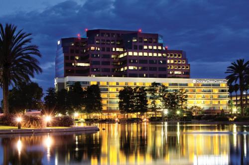 DoubleTree by Hilton Orange County Airport allows 18 year olds to book a room in Santa Ana