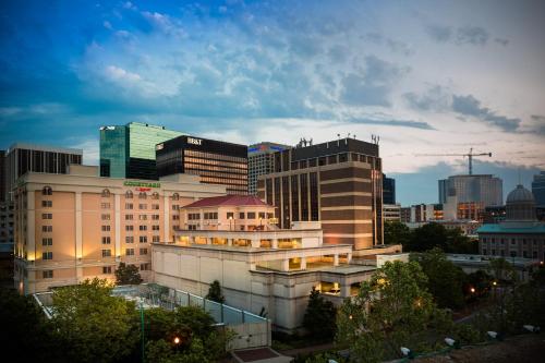 Courtyard by Marriott Norfolk Downtown allows 18 year olds to book a room in Norfolk