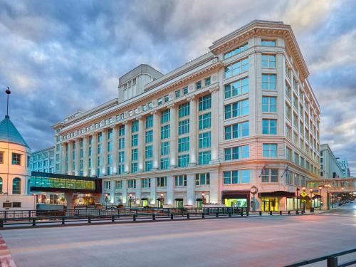 Residence Inn Milwaukee Downtown allows 18 year olds to book a room in Milwaukee