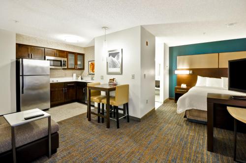 Residence Inn by Marriott Jacksonville Airport allows 18 year olds to book a room in Jacksonville