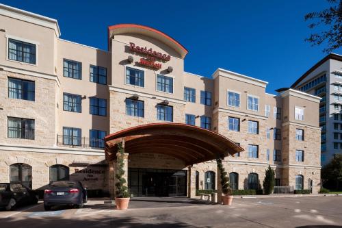 Residence Inn Fort Worth Cultural District allows 18 year olds to book a room in Fort Worth