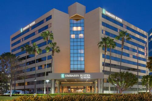 Embassy Suites by Hilton Irvine Orange County Airport allows 18 year olds to book a room in Irvine 