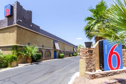 Motel 6 Glendale AZ allows 18 year olds to book a room in Glendale