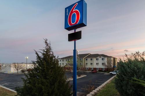 Motel 6-Lincoln, NE allows 18 year olds to book a room in Lincoln