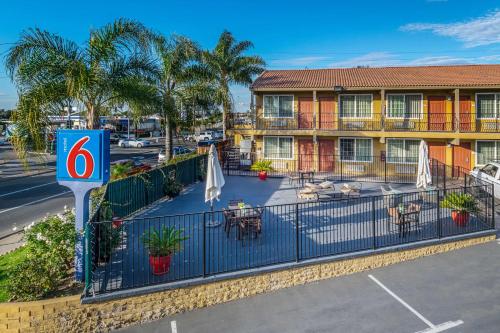 Motel 6-San Diego, CA - Southbay allows 18 year olds to book a room in Chula Vista