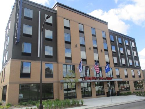 Hampton Inn and Suites Minneapolis University Area, MN allows 18 year olds to book a room in Minneapolis