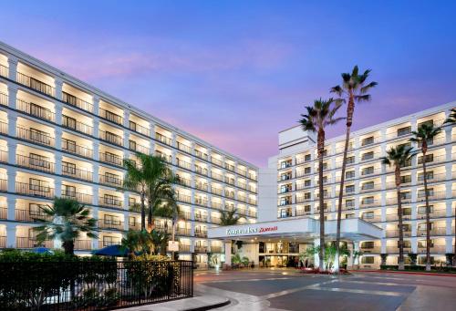 Fairfield by Marriott Anaheim Resort allows 18 year olds to book a room in Anaheim