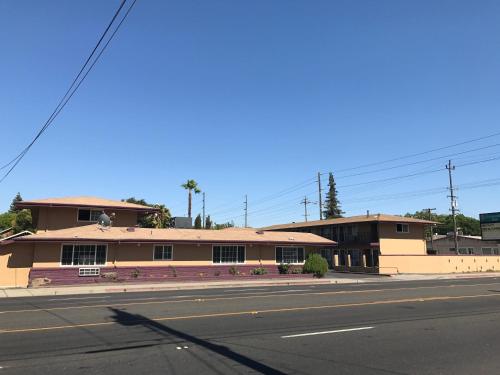 Economy Inn allows 18 year olds to book a room in Modesto