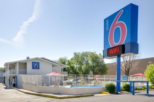 Motel 6-Lakewood, CO - Denver allows 18 year olds to book a room in Lakewood