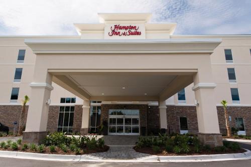 Hampton Inn and Suites Fayetteville, NC allows 18 year olds to book a room in Fayetteville