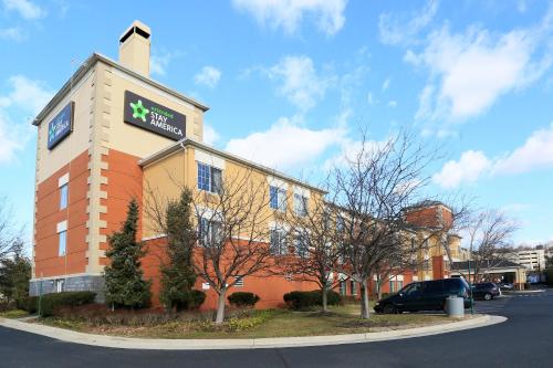 Extended Stay America Suites - Washington, DC - Alexandria - Eisenhower Ave allows 18 year olds to book a room in Alexandria