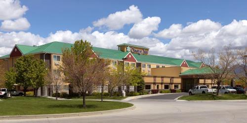 Crystal Inn Hotel & Suites - Salt Lake City/West Valley City allows 18 year olds to book a room in West Valley City