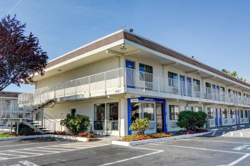 Motel 6-Salem, OR allows 18 year olds to book a room in Salem