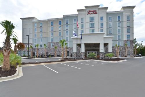 Hampton Inn & Suites Columbia/Southeast-Fort Jackson allows 18 year olds to book a room in Columbia